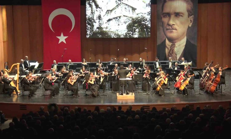 Gündemden Son Bilgiler: Bursa'da Cumhuriyet'in 103'üncü yılı konserinde İzmir Marşı hep birlikte söylendi: Gel