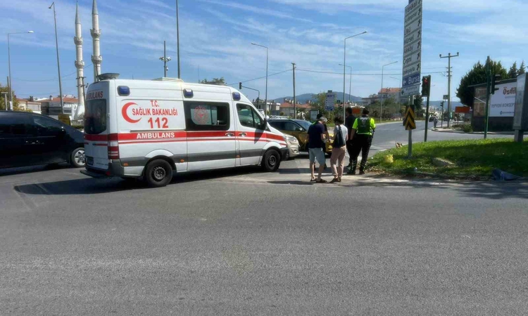 Gündemden Son Bilgiler: Bursa’da kavşakta iki otomobil çarpıştı: 1 yaralı - Son Dakika Bilgileri