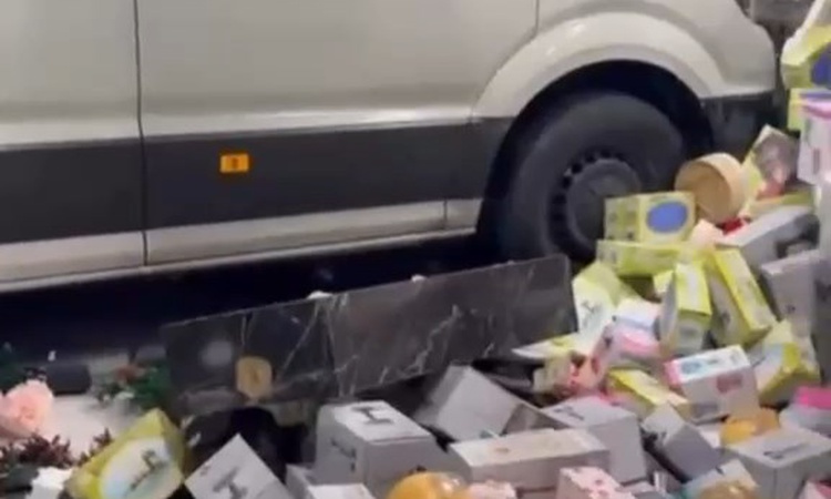 Gündemden Son Bilgiler: Bursa Nilüfer'de minibüs züccaciye mağazasına girdi, iki müşteri son anda kurtuldu ve