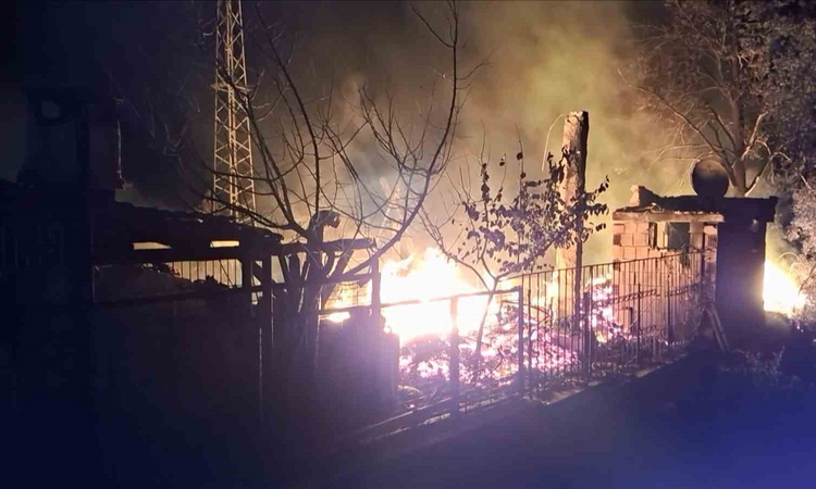 Gündemden Son Bilgiler: Bursa Nilüfer'de soba yüzünden çıktığı belirtilen bungalov yangını söndürüldü