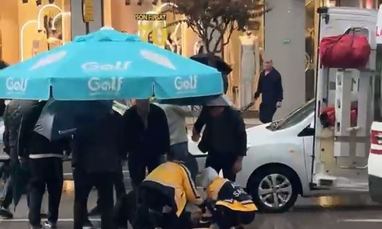 Gündemden Son Bilgiler: Bursa Osmangazi'de otomobilin çarptığı yaya, yağmurda şemsiyelerle korundu