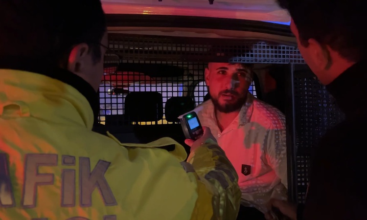 Gündemden Son Bilgiler: Bursa'da polisten kaçarken lambaya çarpan alkollü sürücüye 420 bin lira ceza kesildi -