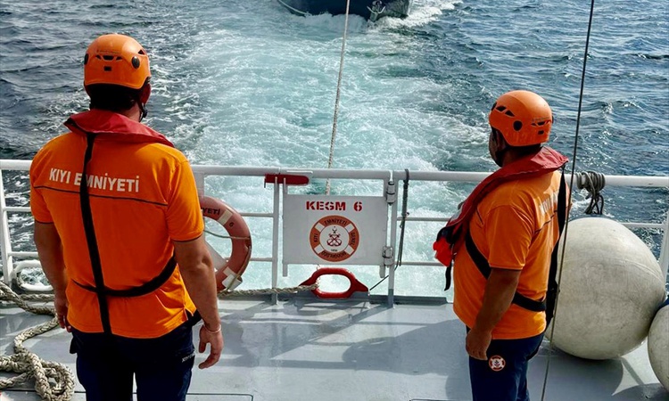 Gündemden Son Bilgiler: Çanakkale Boğazı'nda arızalanan tekne, 2 kişiyle Kıyı Emniyeti'nce kurtarıldı ve Merak
