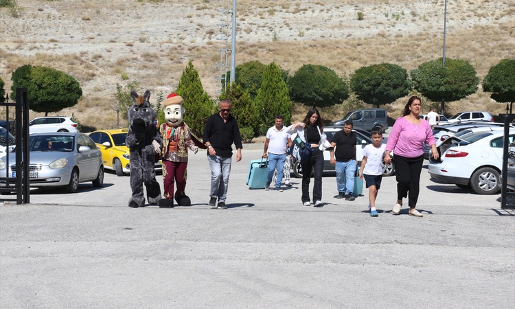 Gündemden Son Bilgiler: Çankırı'da üniversite öğrencilerini Keloğlan ve Karakaçan karşıladı ve Merak Edilenler
