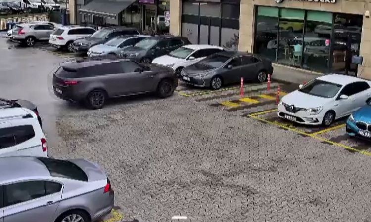 Gündemden Son Bilgiler: Çekmeköy'de iddiaya göre cip, çarptığı otomobille kafeye girdi; yaralanan olmadı - Son