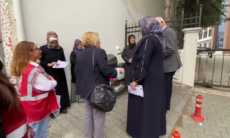 Gündemden Son Bilgiler: CHP Tokat İl Başkanlığı okullarda ücretsiz yemek ve güvenlik için broşür dağıttı ve Me