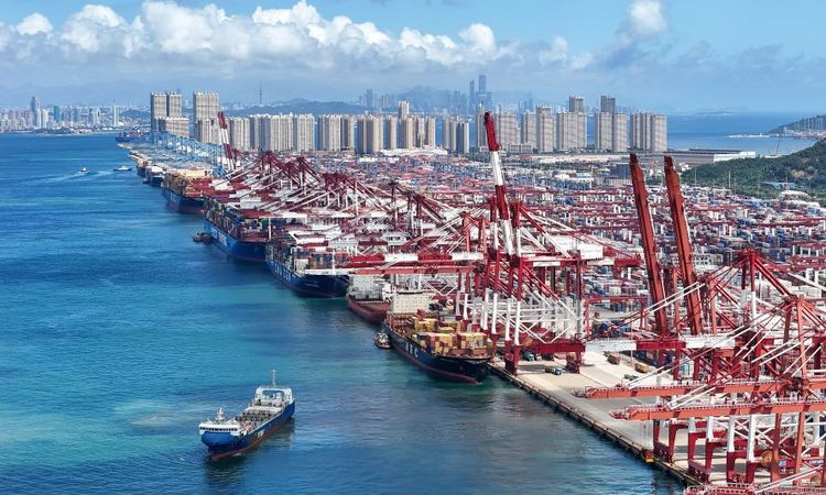 Gündemden Son Bilgiler: Çin'in Qingdao Limanı'na demirli kargo gemisinde yangın çıktı