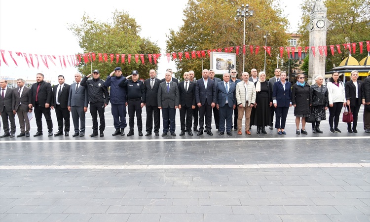 Gündemden Son Bilgiler: Çınarcık'ta 19 Ekim Muhtarlar Günü töreninde Atatürk Anıtı'na çelenk sunuldu: Gelişmel