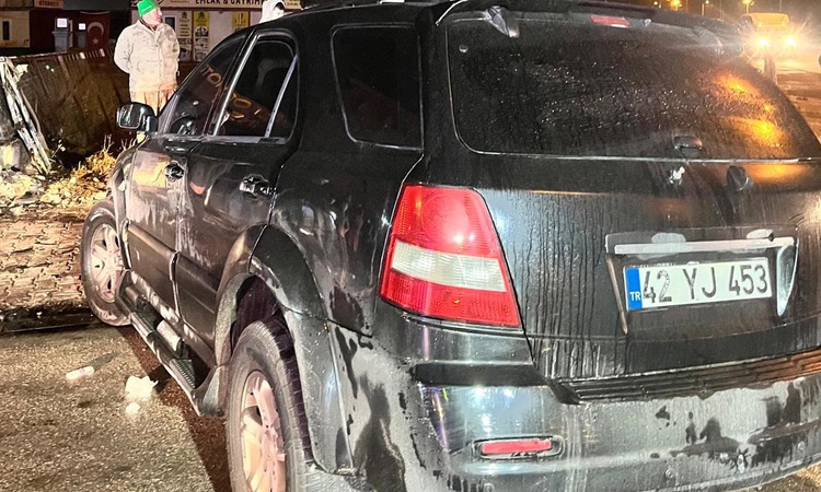 Gündemden Son Bilgiler: Cip, iş yerinin bahçe duvarına çarptı: 4 yaralı ve Merak Edilenler