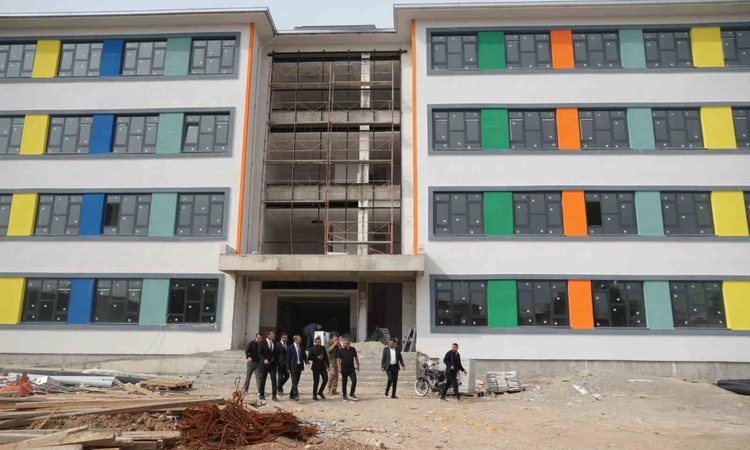 Gündemden Son Bilgiler: Cizre Kaymakamı Baycar, Fatih Ortaokulu inşaatını yerinde inceledi: Gelişmeler Takip E