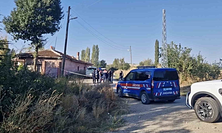 Gündemden Son Bilgiler: Çorum Alaca'da 55 yaşındaki şahıs sabah evinin önünde ölü bulundu - Son Dakika Bilgile