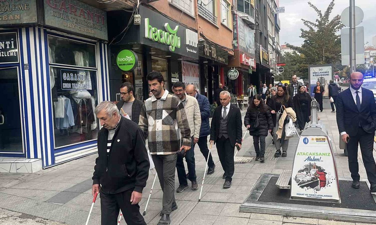 Gündemden Son Bilgiler: Çorum'da beyaz baston farkındalığı için Kadeş Meydanı'ndan Saat Kulesi'ne yürüdüler