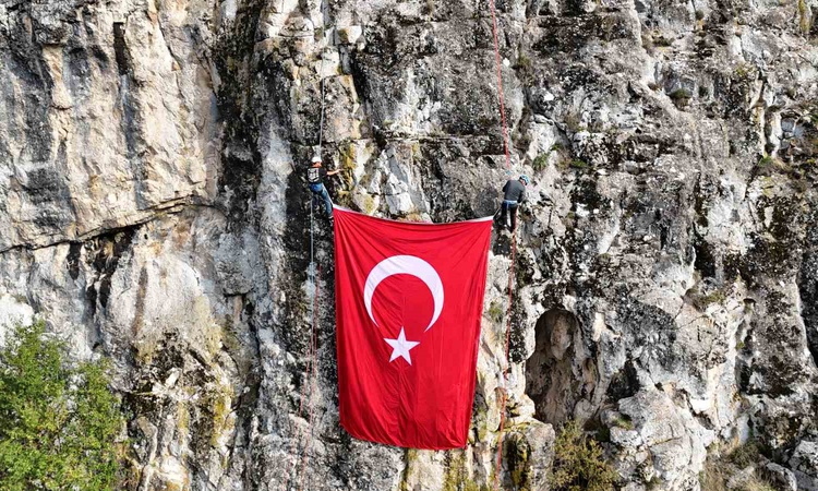 Gündemden Son Bilgiler: Çorum'da dağcılar 29 Ekim için kayalıktan 60 metre inip dev Türk bayrağını açtı