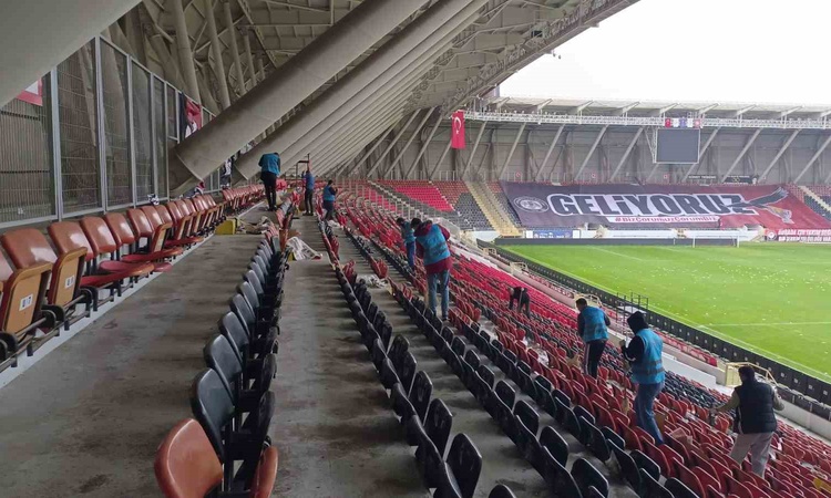 Gündemden Son Bilgiler: Çorum'da denetimli serbestlik yükümlüleri stadyum ve okulları ücretsiz temizledi