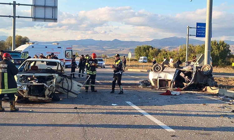 Gündemden Son Bilgiler: Çorum'da iki otomobilin kavşakta çarpışmasıyla 7 kişi yaralandı | İşte Tüm Ayrıntılar