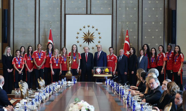 Gündemden Son Bilgiler: Cumhurbaşkanı Erdoğan, A Milli Kadın Voleybol Takımı'nı kabul etti - Son Dakika Bilgil