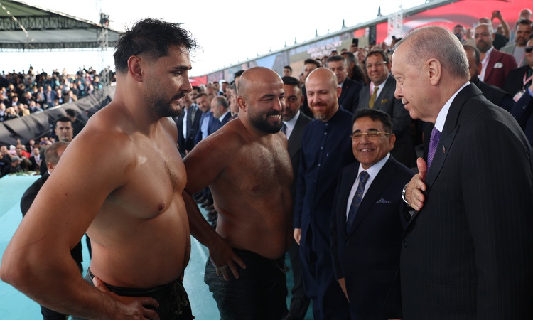 Gündemden Son Bilgiler: Cumhurbaşkanı Erdoğan, Yağlı Güreş Cumhurbaşkanlığı Kupası final mücadelelerini izledi