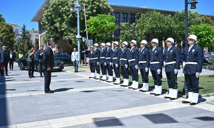 Gündemden Son Bilgiler: Cumhurbaşkanı Yardımcısı Yılmaz: Vatandaşın yastık altı, Merkez Bankası rezervinden bü