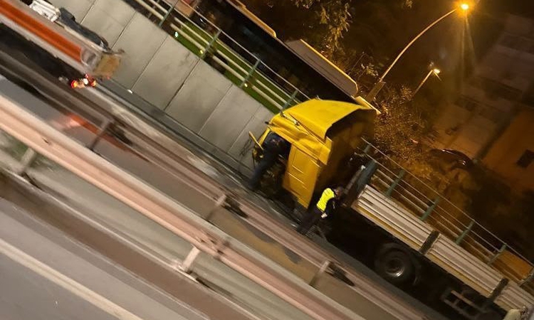 Gündemden Son Bilgiler: D-100’de tır duvara çarptı, sürücü yaralandı