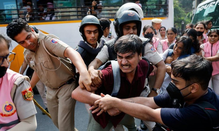Gündemden Son Bilgiler: Delhi'de Hamamböceği Halk Partisi'nin eyleminde yüzlerce protestocu yakalanarak gözalt
