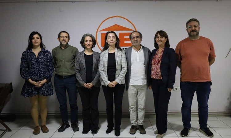 Gündemden Son Bilgiler: DEM Parti heyeti Halkevleri’nde Barış ve Demokratik Toplum Süreci’ni görüştü ve Merak