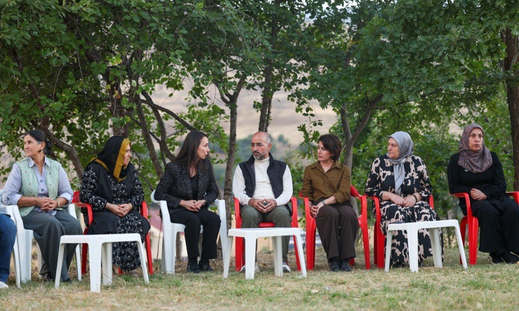 Gündemden Son Bilgiler: DEM Partili Hatimoğulları, 30 yıl sonra tahliye edilen dört kişiyi ziyaret etti - Son