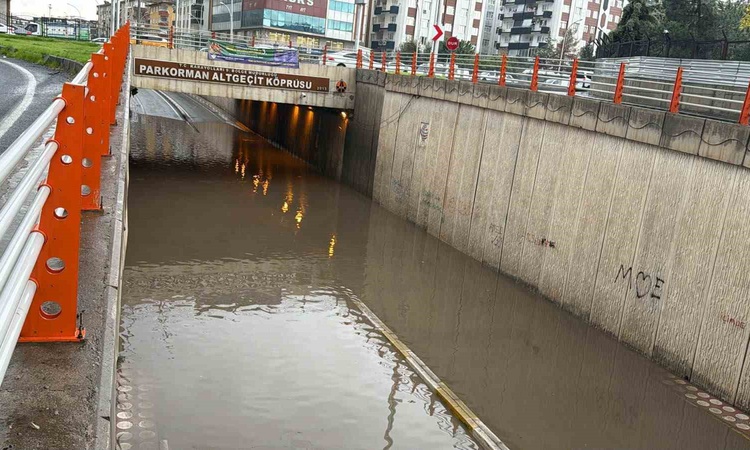 Gündemden Son Bilgiler: Diyarbakır'da sağanakta alt geçit tıkandı, itfaiye Park Orman altgeçidini kapattı