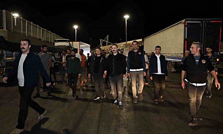 Gündemden Son Bilgiler: Doğubayazıt Kaymakamı Ayvat, Gürbulak Gümrük Müdürlüğü ve TIR Parkı'nı gece denetledi: