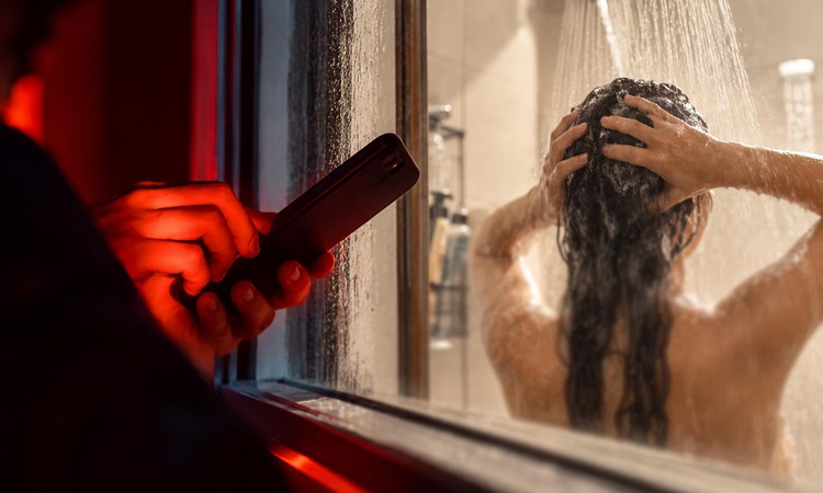 Gündemden Son Bilgiler: Duş alırken pencereden uzatılan telefonu gördü! Sonrası daha da korkunç | İşte Tüm Ayr