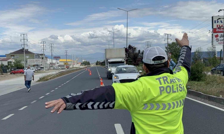 Gündemden Son Bilgiler: Düzce'de denetimlerde 1.230 sürücüye ceza uygulandı, 201 araç trafikten men edildi | İ