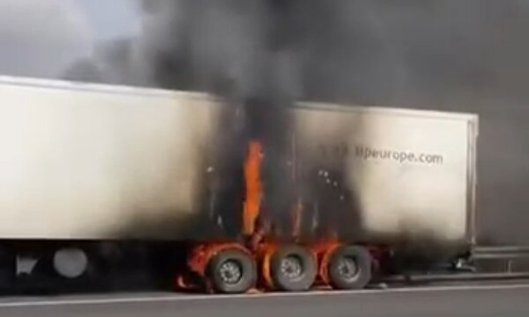 Gündemden Son Bilgiler: Düzce Kaynaşlı'da TIR'da çıkan yangın dorsene sıçradı, yarım saatte söndürüldü