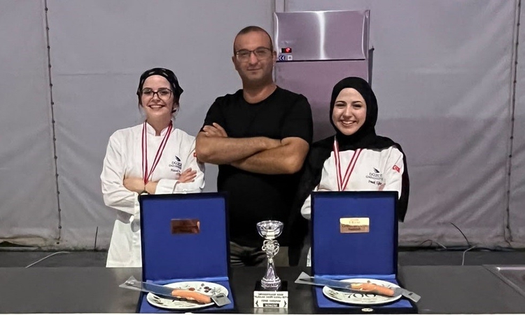 Gündemden Son Bilgiler: Düzce Üniversitesi öğrencileri Bursa Gastronomi Festivali'nde gümüş madalya kazandı.: