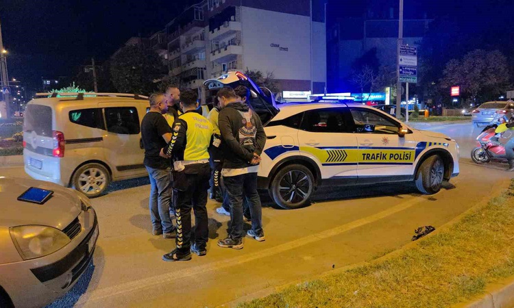 Gündemden Son Bilgiler: Edirne'de polisten kaçan motosiklet otomobile çarptı, trafik 45 dakika aksadı