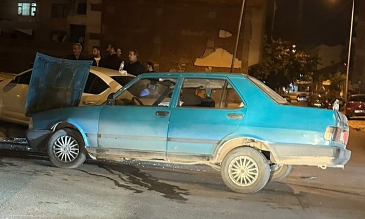 Gündemden Son Bilgiler: Elazığ Rüstempaşa'da iki otomobilin çarpıştığı kazada 1 kişi yaralandı