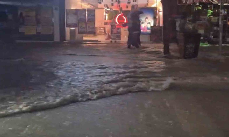 Gündemden Son Bilgiler: Elazığ'da sağanak cadde ve sokakları dereye çevirdi, ulaşımda aksamalar meydana geldi