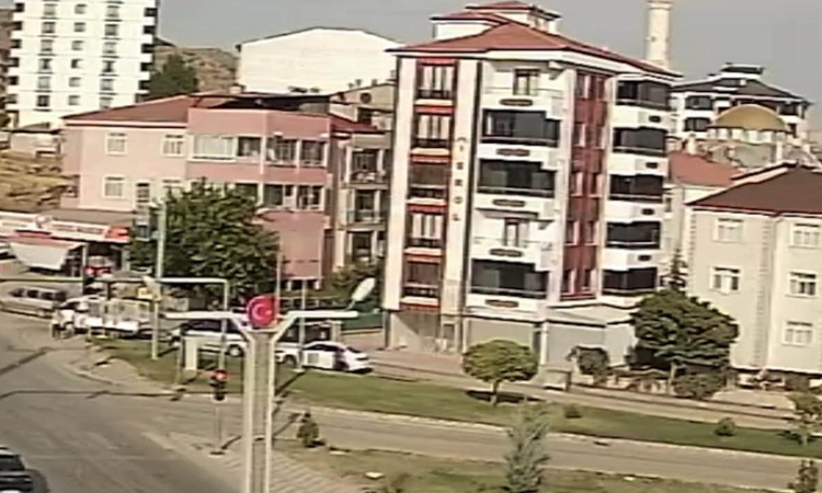 Gündemden Son Bilgiler: Elazığ'da sürücü el frenini unutunca otomobil cadde boyu ilerleyip tarlaya girdi - Son