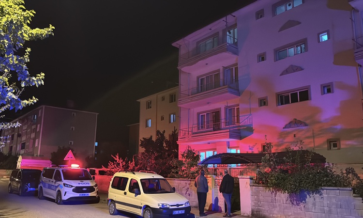 Gündemden Son Bilgiler: Erzincan'da 4. kattaki balkondan düşen yaşlı kadın hastanede yaşamını yitirdi ve Merak