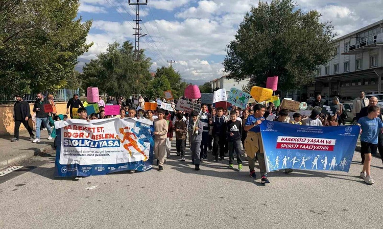 Gündemden Son Bilgiler: Erzincan'da Dünya Yürüyüş Günü'nde öğrenciler ve veliler yürüyüş etkinliğine katıldı -