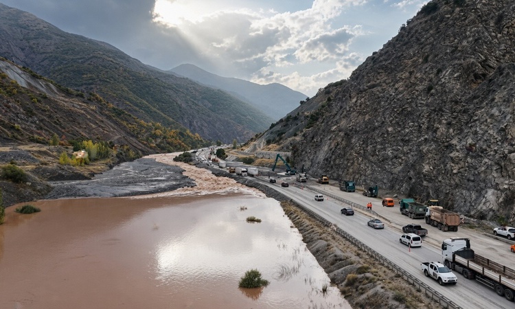 Gündemden Son Bilgiler: Erzincan-Erzurum kara yolunda sel ve heyelan tahribatı havadan görüntülendi - Son Daki
