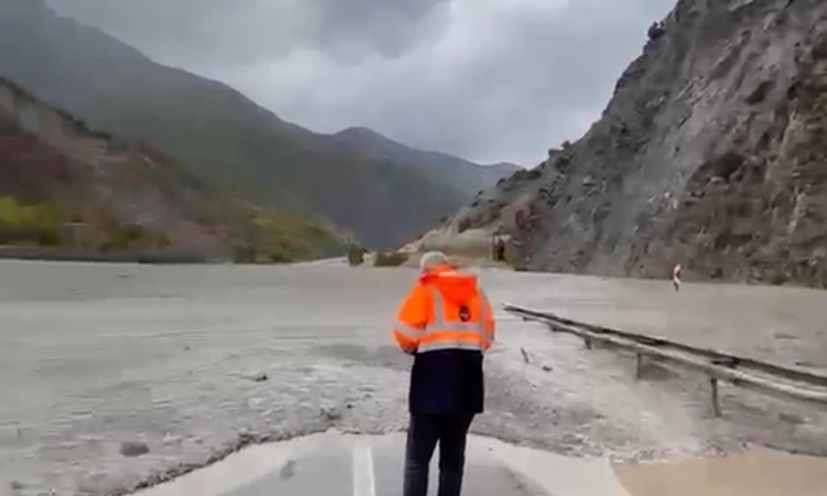Gündemden Son Bilgiler: Erzincan'da sağanak su baskınlarına yol açtı, Erzurum-Erzincan yolu tek yönlü kapandı