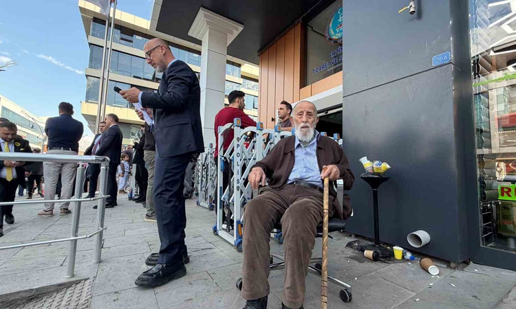 Gündemden Son Bilgiler: Erzincan TSO seçiminde 93 yaşındaki İsmail Akbaş tekerlekli sandalyeyle oy kullandı -
