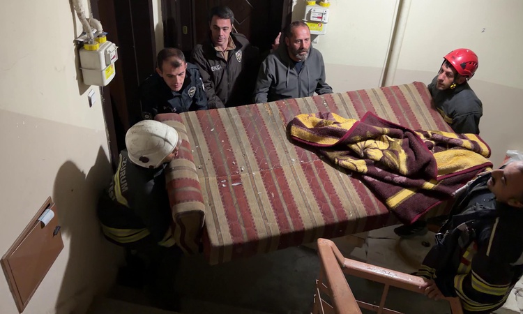 Gündemden Son Bilgiler: Erzurum'da 2 yıl hapis cezasıyla aranan B.A., çatıya çıkınca 1 saatte ikna edildi: Gel