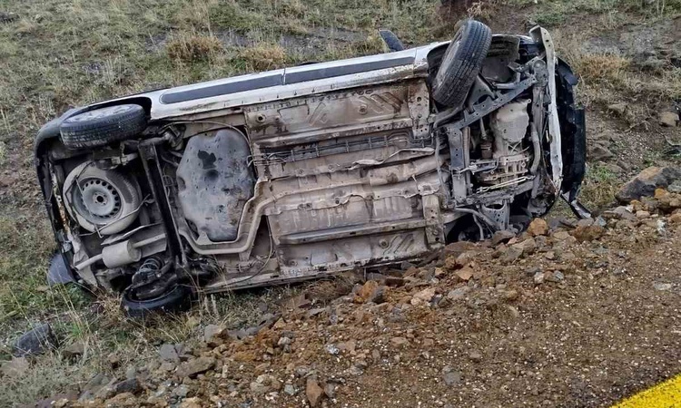 Gündemden Son Bilgiler: Erzurum Aşkale'de yağışla kayganlaşan yolda otomobil takla attı, 2 kişi yaralandı: Gel