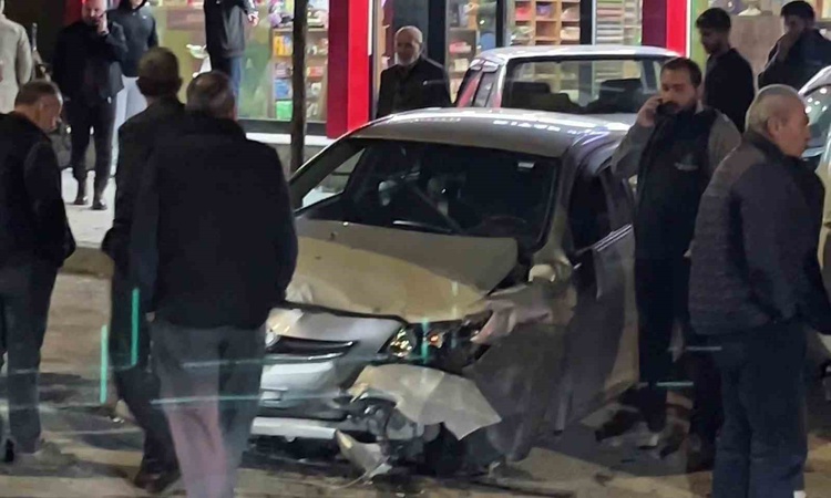 Gündemden Son Bilgiler: Erzurum Aziziye'de direksiyon kilitlenince 3 aracın karıştığı kazada 1 kişi yaralandı
