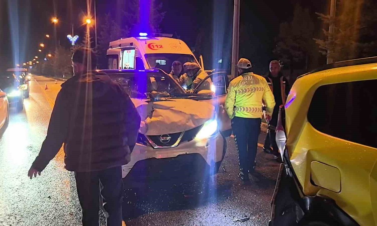 Gündemden Son Bilgiler: Erzurum'da Farabi Bulvarı'nda 4 aracın karıştığı kazada 1 kişi yaralandı ve Merak Edil