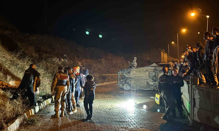 Gündemden Son Bilgiler: Erzurum Oltu'da şarampole yuvarlanan otomobilde 1 kişi öldü, 1'i ağır 3 yaralı var: Ge