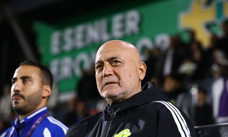 Gündemden Son Bilgiler: Esenler Erokspor Teknik Direktörü Karaman, 3-2'lik galibiyette oyuncularını kutladı: G