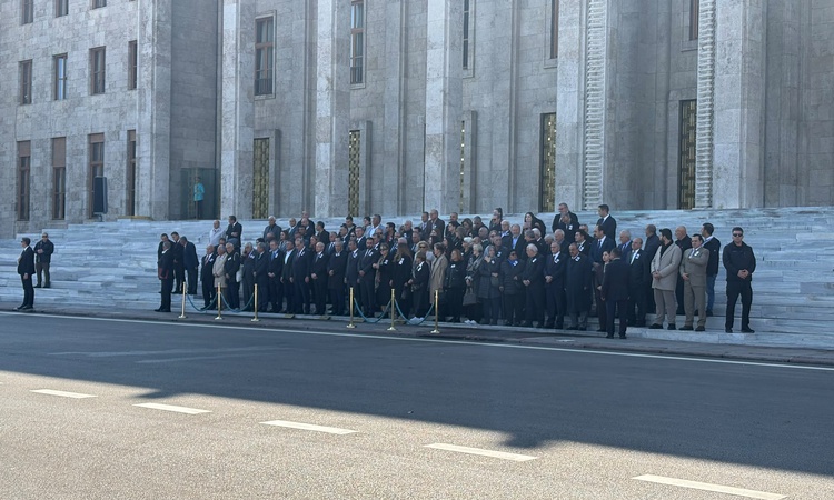 Gündemden Son Bilgiler: Eski milletvekili Hasan Gülay'ın TBMM'deki törene Özgür Özel ve Kılıçdaroğlu katıldı v
