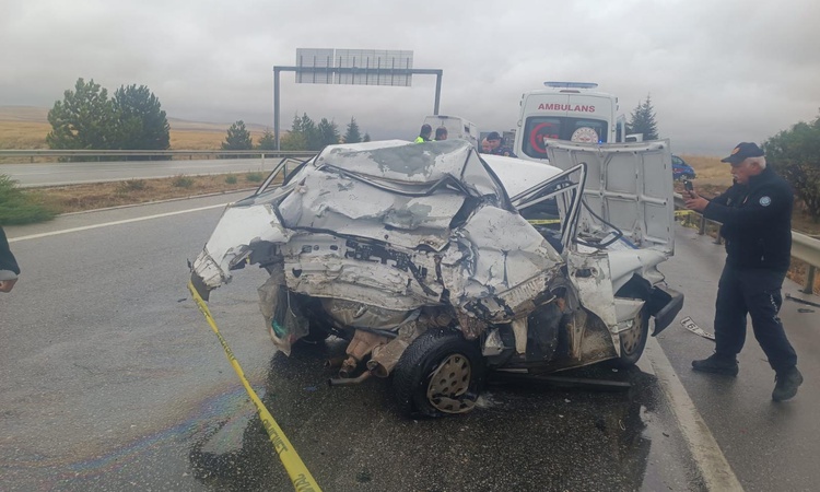 Gündemden Son Bilgiler: Eskişehir'de iddiaya göre TIR otomobile çarptı, 2 kişi öldü, sürücü yakalanarak gözalt