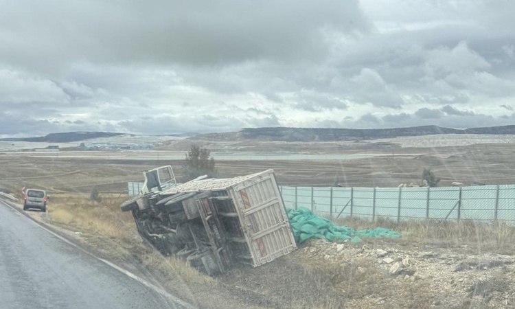 Gündemden Son Bilgiler: Eskişehir'de kaygan zeminde şarampole devrilen kamyondaki çuvallar saçıldı. - Son Daki